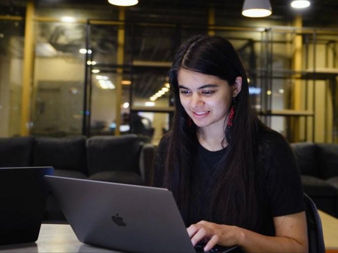 The engineer girl left her job for New Creative; 'Microsoft wali didi' became famous | इंजिनिअर युवतीनं 'या' कामासाठी नोकरी सोडली; 'Microsoft वाली दीदी' फेमस झाली