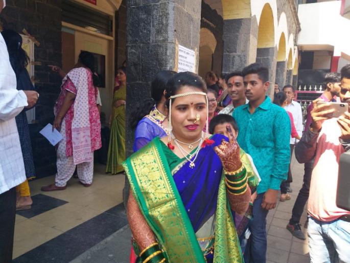 Pune Lok Sabha Election: Firstly Democracy: Polling before marriage by Shraddha Bhagat's in Pune | पुणे लोकसभा निवडणूक : आधी लगीन लोकशाहीचे : पुण्यातील श्रद्धा भगतचे लग्नापूर्वी मतदान 