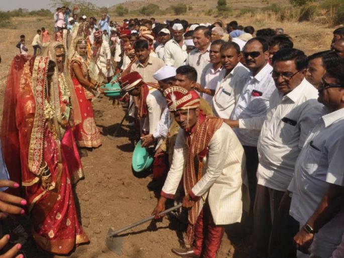 Shamdan was performed by bride and groom before leaving the axon in Thaneapada | ठाणेपाडा येथे अक्षता पडण्यापूर्वी वधू-वरांनी केले श्रमदान Shamdan was performed by bride and groom before leaving the axon in Thaneapada | ठाणेपाडा येथे अक्षता पडण्यापूर्वी वधू-वरांनी केले श्रमदान
