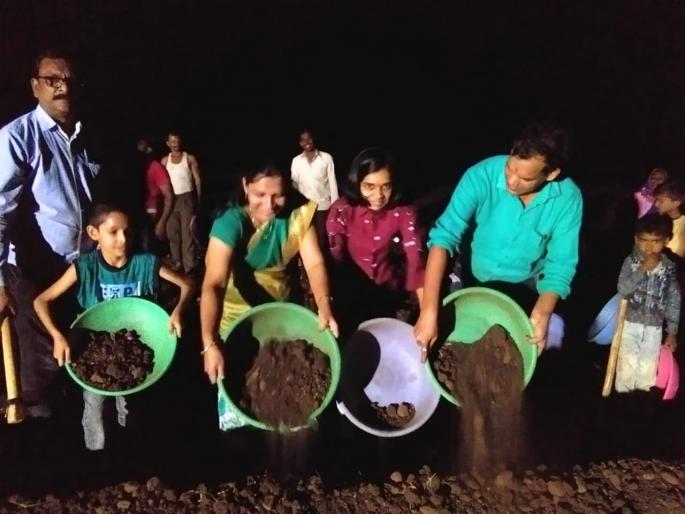 Wedding anniversary celebrated by Shramadan | श्रमदान करुन साजरा केला  लग्नाचा वाढदिवस