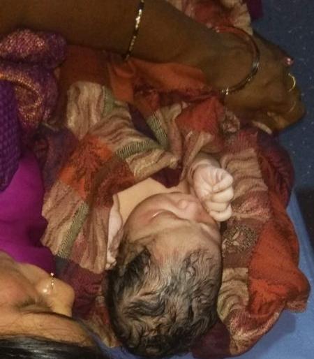 Giving birth to a baby in Shramik special | श्रमिक स्पेशलमध्ये दिला बाळाला जन्म Giving birth to a baby in Shramik special | श्रमिक स्पेशलमध्ये दिला बाळाला जन्म