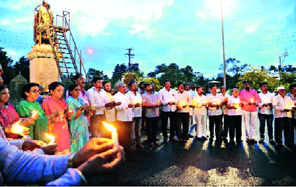 Lokmat 'Sarathi' in the fight for Maratha reservation | मराठा आरक्षणाच्या लढ्यात लोकमत ‘सारथी’ Lokmat 'Sarathi' in the fight for Maratha reservation | मराठा आरक्षणाच्या लढ्यात लोकमत ‘सारथी’