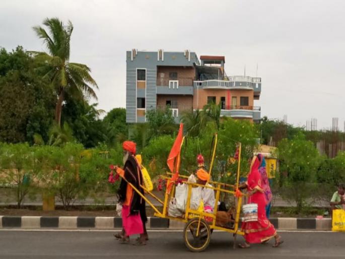 shrawanbal meet in wari.. | वारीत भेटलेला श्रावणबाळ... जो घडवतोय अनेकांना पंढरीची वारी.... shrawanbal meet in wari.. | वारीत भेटलेला श्रावणबाळ... जो घडवतोय अनेकांना पंढरीची वारी....
