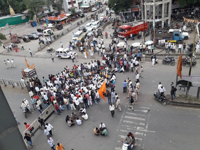 Maratha society demonstration in Shirdi | शिर्डीमध्ये मराठा समाजाची निदर्शनं Maratha society demonstration in Shirdi | शिर्डीमध्ये मराठा समाजाची निदर्शनं