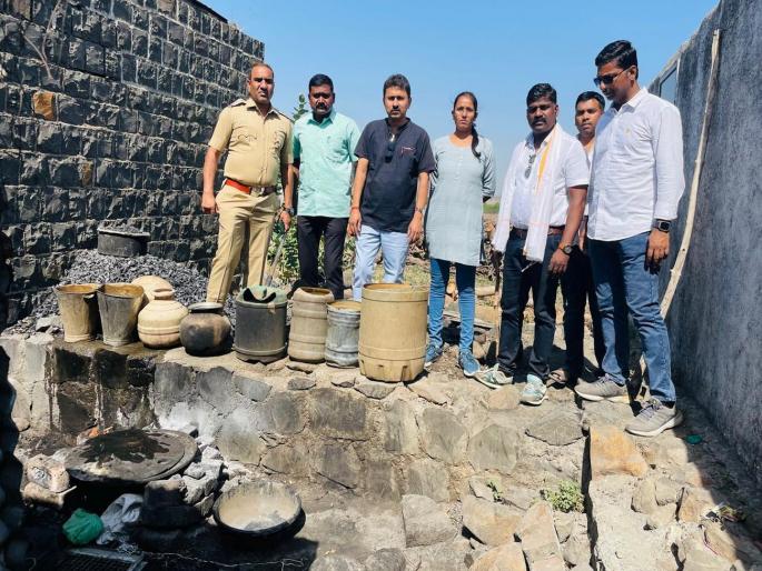 Raid on smelter bases; 3 lakh worth of goods seized, 17 people arrested | हातभट्टी अड्ड्यांवर धाडी; तीन लाखांचा मुद्देमाल जप्त, १७ जणांना अटक  Raid on smelter bases; 3 lakh worth of goods seized, 17 people arrested | हातभट्टी अड्ड्यांवर धाडी; तीन लाखांचा मुद्देमाल जप्त, १७ जणांना अटक