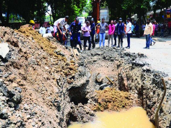 Due to the excavation, the gas line fluctuates | खोदकामामुळे महानगरची गॅसलाइन फुटली Due to the excavation, the gas line fluctuates | खोदकामामुळे महानगरची गॅसलाइन फुटली