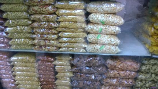 50 percent discount after voting from Bhandup's sweet mart | मतदान करा, फरसाणावर 50 टक्के सूट मिळवा! भांडुपमध्ये पुन्हा ऑफर 50 percent discount after voting from Bhandup's sweet mart | मतदान करा, फरसाणावर 50 टक्के सूट मिळवा! भांडुपमध्ये पुन्हा ऑफर