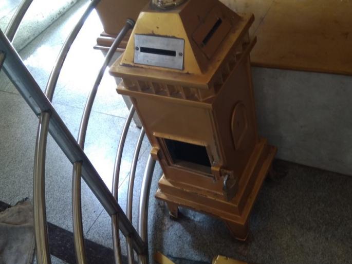 The donation box in Ramnandir, Sangamner, has been dispersed | संगमनेरमधील राममंदिरातील दानपेटी फोडली The donation box in Ramnandir, Sangamner, has been dispersed | संगमनेरमधील राममंदिरातील दानपेटी फोडली