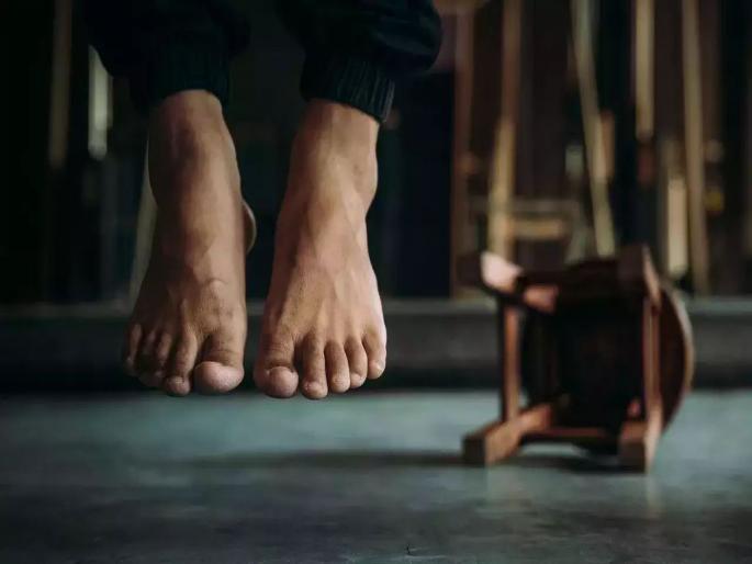 Birthday celebration at night, hanged early in the morning! Young's Shocking Exit | रात्री बर्थडे सेलिब्रेशन, पहाटे घेतला गळफास ! तरुणाची धक्कादायक एक्झिट Birthday celebration at night, hanged early in the morning! Young's Shocking Exit | रात्री बर्थडे सेलिब्रेशन, पहाटे घेतला गळफास ! तरुणाची धक्कादायक एक्झिट