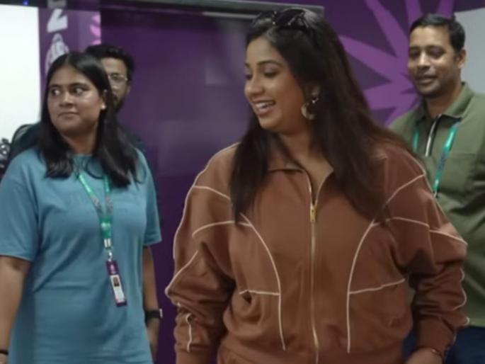 Womens World Cup Video Shreya Ghoshal Visits Team India Dressing Room Sings Piyu Bole With Players Smriti Manadhana | "पियू बोले पिया बोले..." टीम इंडियाच्या ड्रेसिंग रुमध्ये रंगली श्रेया घोषालची सुरांची मैफिल (VIDEO)