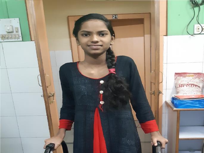 Dr. Rajendra Abhyankar treated the poor girl Shreya Vishwas Gade for free for a month | डॉक्टररुपी देवमाणूस भेटले...श्रेयाचे पाऊल पुढे पडले; गरीब रुग्णावर महिनाभर केले मोफत उपचार Dr. Rajendra Abhyankar treated the poor girl Shreya Vishwas Gade for free for a month | डॉक्टररुपी देवमाणूस भेटले...श्रेयाचे पाऊल पुढे पडले; गरीब रुग्णावर महिनाभर केले मोफत उपचार