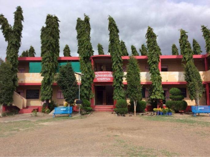 One student on a bench, and a maximum of two students in a room | एका बाकावर एक विद्यार्थी, तर खोलीत कमाल दोन विद्यार्थी One student on a bench, and a maximum of two students in a room | एका बाकावर एक विद्यार्थी, तर खोलीत कमाल दोन विद्यार्थी