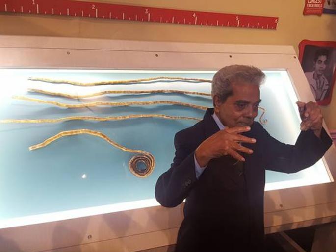 man with world's longest fingernails finally cuts them off | ... म्हणून त्यांनी 66 वर्षं वाढवली होती नखं, कारण वाचून आश्चर्य वाटेल!