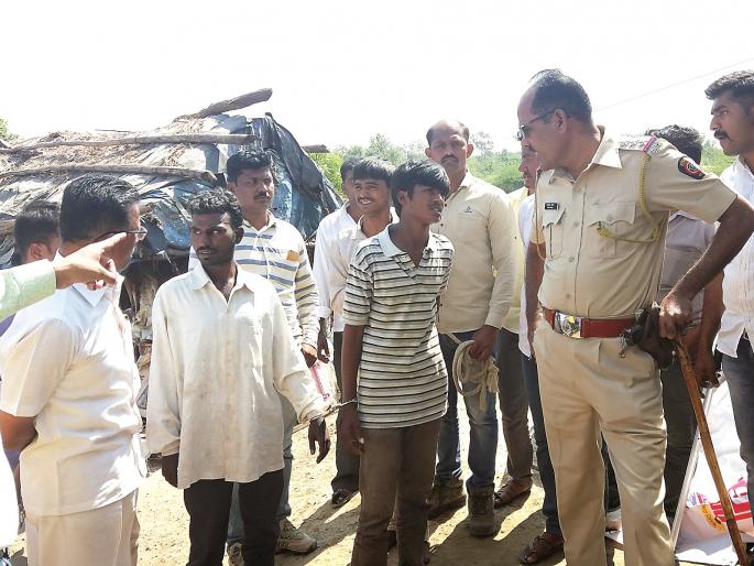 Demonstrators demonstrate robbery | दरोडेखोरांनी श्रीगोंदा पोलिसांना दाखविले लुटीचे प्रात्यक्षिक Demonstrators demonstrate robbery | दरोडेखोरांनी श्रीगोंदा पोलिसांना दाखविले लुटीचे प्रात्यक्षिक