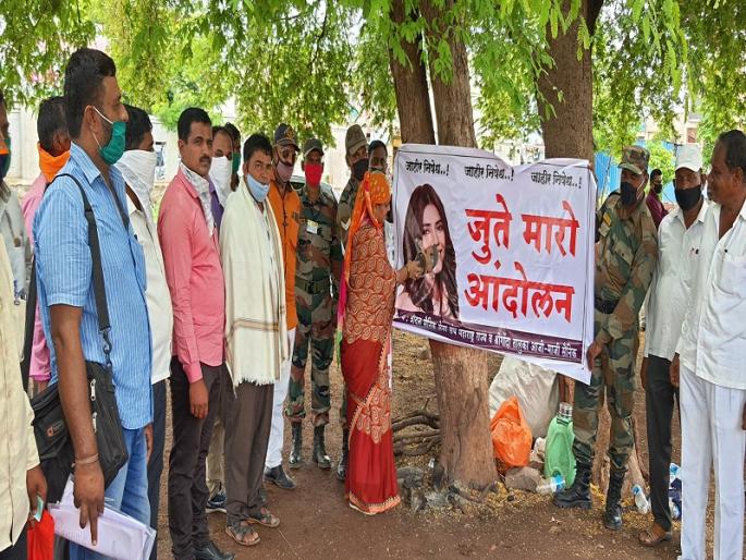 Soldiers from Shrigonda killed Ekta Kapoor | श्रीगोंद्यातील सैनिकांनी एकता कपूरच्या प्रतिकात्मक प्रतिमेला मारले जोडे Soldiers from Shrigonda killed Ekta Kapoor | श्रीगोंद्यातील सैनिकांनी एकता कपूरच्या प्रतिकात्मक प्रतिमेला मारले जोडे