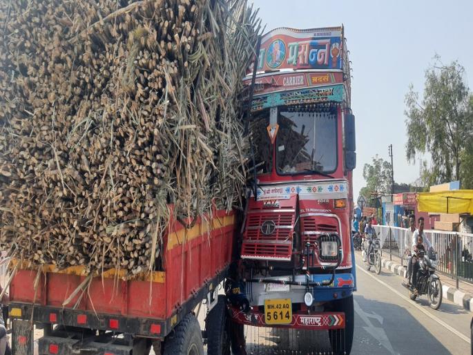 Tractor trailer-tanker crash kills driver | ट्रॅक्टर ट्रेलर-टँकर अपघातात चालक ठार Tractor trailer-tanker crash kills driver | ट्रॅक्टर ट्रेलर-टँकर अपघातात चालक ठार