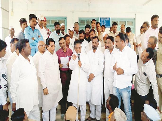 Farmer's water for Srigonda Kukadi office | श्रीगोंदा कुकडी कार्यालयावर शेतक-यांचा पाण्यासाठी मोर्चा Farmer's water for Srigonda Kukadi office | श्रीगोंदा कुकडी कार्यालयावर शेतक-यांचा पाण्यासाठी मोर्चा