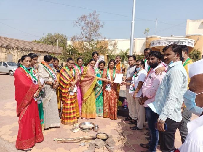 Protest against the increase in fuel price by baking bread on the stove | चुलीवर भाकरी भाजून इंधन दरवाढीचा नोंदविला निषेध Protest against the increase in fuel price by baking bread on the stove | चुलीवर भाकरी भाजून इंधन दरवाढीचा नोंदविला निषेध