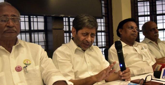 BJP-Congress is the same: Attack of Shrihari Anne | भाजप-काँग्रेस सारखेच : श्रीहरी अणे यांचा हल्लाबोल BJP-Congress is the same: Attack of Shrihari Anne | भाजप-काँग्रेस सारखेच : श्रीहरी अणे यांचा हल्लाबोल