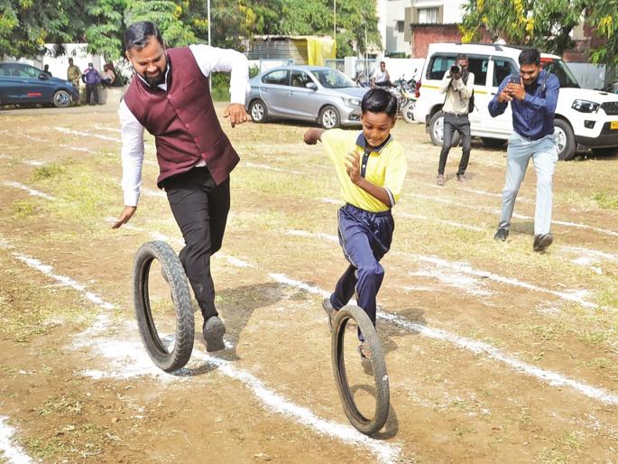 Fun or lessons! Administrators IAS G. Shrikant remembered their childhood, participating in tire cart games at the municipal school | मस्ती की पाठशाला! IAS प्रशासकांना आठवले बालपण, शाळेत टायर गाडा खेळात सहभाग Fun or lessons! Administrators IAS G. Shrikant remembered their childhood, participating in tire cart games at the municipal school | मस्ती की पाठशाला! IAS प्रशासकांना आठवले बालपण, शाळेत टायर गाडा खेळात सहभाग