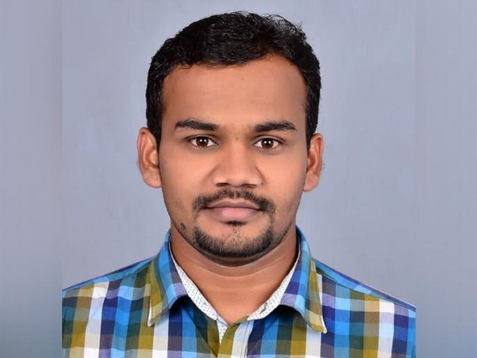 shrikant khandekar from solapurs mangalwedha passed upsc exam | आई बापानं जमीन विकून शिकवलं; पोरानं यूपीएससी पास होत घरच्यांचं नाव काढलं shrikant khandekar from solapurs mangalwedha passed upsc exam | आई बापानं जमीन विकून शिकवलं; पोरानं यूपीएससी पास होत घरच्यांचं नाव काढलं