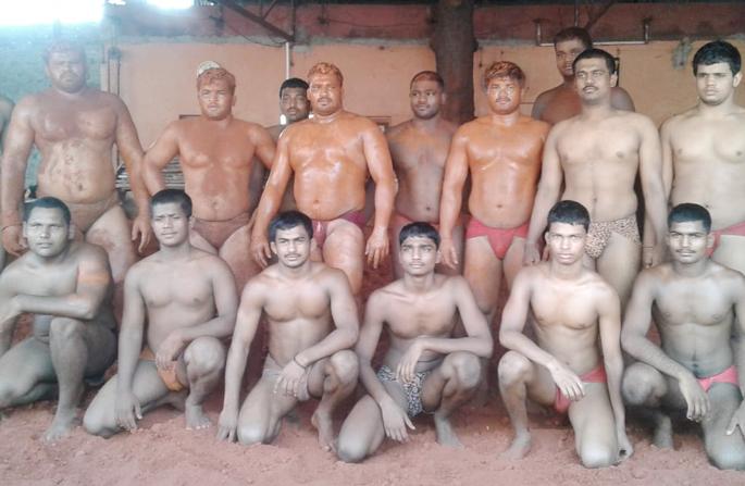 Solapuri Shaddu; Training on the soil and matte in Shrikrishna Talam | सोलापुरी शड्डू ; श्रीकृष्ण तालमीत मल्लांना माती अन् मॅटवर प्रशिक्षण Solapuri Shaddu; Training on the soil and matte in Shrikrishna Talam | सोलापुरी शड्डू ; श्रीकृष्ण तालमीत मल्लांना माती अन् मॅटवर प्रशिक्षण