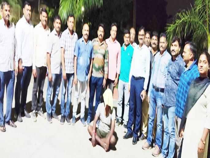 Woman arrested with infamous robber Shrimanya; 28 lakhs were looted in lieu of fleeing | कुख्यात दरोडेखोर श्रीमंत्यासह महिलेला अटक; २८ लाखांच्या ऐवज लुटीत होता फरार Woman arrested with infamous robber Shrimanya; 28 lakhs were looted in lieu of fleeing | कुख्यात दरोडेखोर श्रीमंत्यासह महिलेला अटक; २८ लाखांच्या ऐवज लुटीत होता फरार