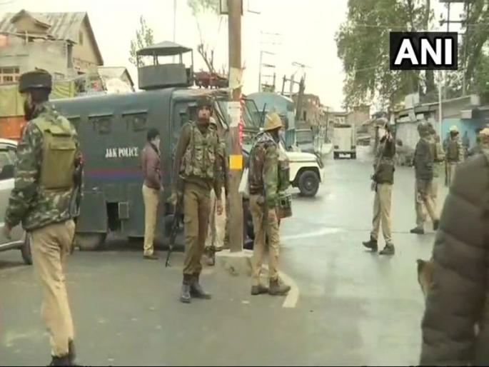 JammuAndKashmir: Encounter underway between security forces & terrorists in Fateh Kadal area of Srinagar | Jammu Kashmir : श्रीनगरमध्ये चकमकीत तीन दहशतवाद्यांचा खात्मा JammuAndKashmir: Encounter underway between security forces & terrorists in Fateh Kadal area of Srinagar | Jammu Kashmir : श्रीनगरमध्ये चकमकीत तीन दहशतवाद्यांचा खात्मा