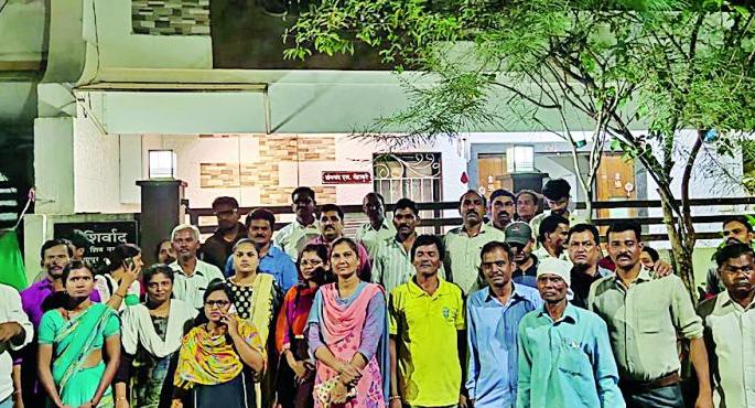 Depositors and Account holders gherao to the House of Chairman of Shriram Urban | श्रीराम अर्बनच्या अध्यक्षांच्या घराला ठेवीदार व खातेदारांचा घेराव 
