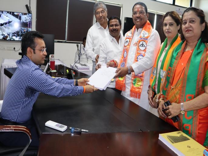 Srirang Barane, who failed 10th in 2019, passed in 2024, took the exam after 42 years. | अब की बार, दसवी पास! शिंदेसेनेच्या उमेदवाराने 10th Fail चा शिक्का पुसला, अभिमानाने अर्ज भरला Srirang Barane, who failed 10th in 2019, passed in 2024, took the exam after 42 years. | अब की बार, दसवी पास! शिंदेसेनेच्या उमेदवाराने 10th Fail चा शिक्का पुसला, अभिमानाने अर्ज भरला