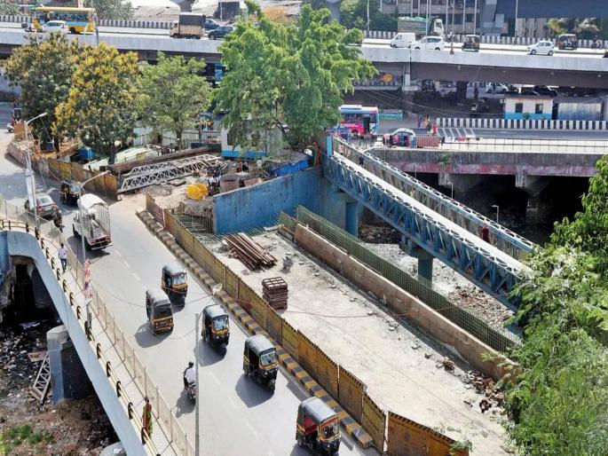 The way of Borivali's Srikrishnanagar bridge is clear | बोरीवलीच्या श्रीकृष्णनगर पुलाची ‘वाट’ मोकळी; स्थानिकांना दिलासा मिळणार The way of Borivali's Srikrishnanagar bridge is clear | बोरीवलीच्या श्रीकृष्णनगर पुलाची ‘वाट’ मोकळी; स्थानिकांना दिलासा मिळणार