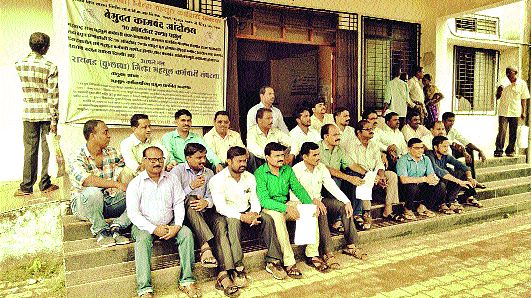 Shrivardhan Revenue Work Closed, Clerical work to Tehsildar | श्रीवर्धन महसूल कर्मचा-यांचे काम बंद , तहसीलदारांना निवेदन Shrivardhan Revenue Work Closed, Clerical work to Tehsildar | श्रीवर्धन महसूल कर्मचा-यांचे काम बंद , तहसीलदारांना निवेदन