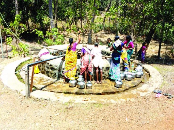 Drinking water problem in rural areas; Peept | ग्रामीण भागात पाणीप्रश्न गंभीर; हंडाभर पाण्यासाठी पायपीट  Drinking water problem in rural areas; Peept | ग्रामीण भागात पाणीप्रश्न गंभीर; हंडाभर पाण्यासाठी पायपीट
