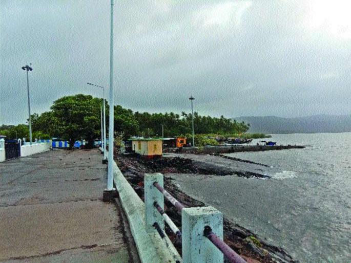 Storm Shot in Shrivardhan district in raigad | श्रीवर्धनमधील पर्यटनाला वादळाचा फटका