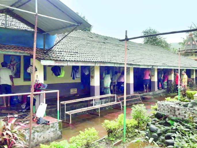 After getting a teacher, the school started in Srinagarpur | शिक्षक मिळाल्याने शृंगारपूर शाळा सुरू After getting a teacher, the school started in Srinagarpur | शिक्षक मिळाल्याने शृंगारपूर शाळा सुरू