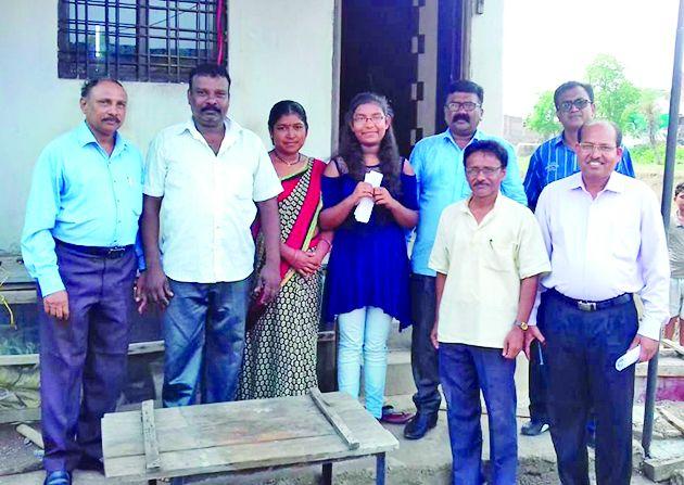 'Take Fly' of the labor daughter in Nagpur | नागपुरातील हातमजुराच्या मुलीची ‘घे भरारी’ 'Take Fly' of the labor daughter in Nagpur | नागपुरातील हातमजुराच्या मुलीची ‘घे भरारी’