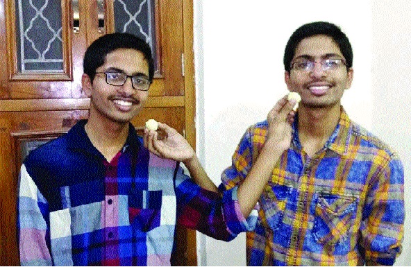 In addition to twin brothers' tenth standard, the 'bean to beans' - even teachers, is also speechless | जुळे भाऊ दहावीच्या निकालातही ‘सेम टू सेम’-पालकांसह शिक्षकही अवाक