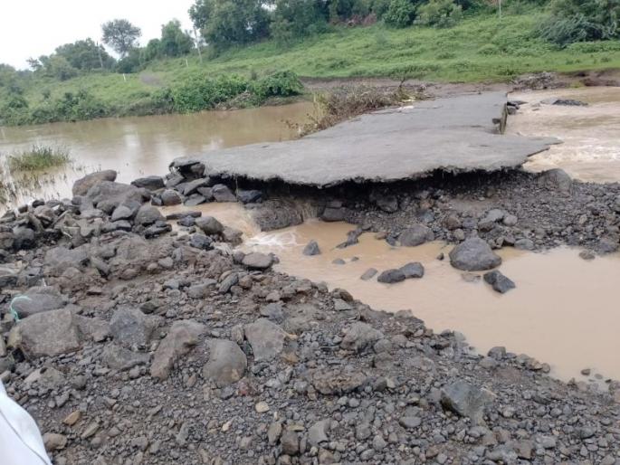 Bridge swept away due to heavy rains in Belgaon; Many ways off | बेलगाव येथील अतिवृष्टीमुळे पूल गेला वाहून; अनेक मार्ग बंद Bridge swept away due to heavy rains in Belgaon; Many ways off | बेलगाव येथील अतिवृष्टीमुळे पूल गेला वाहून; अनेक मार्ग बंद