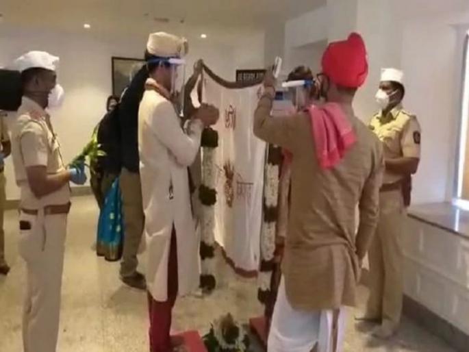 Shubh Mangal 'special' Savdhan ! The police completed marriage In the lockdown | शुभ मंगल 'स्पेशल' सावधान! पोलीसच बनले वऱ्हाडी अन् केले मुलीचे कन्यादान Shubh Mangal 'special' Savdhan ! The police completed marriage In the lockdown | शुभ मंगल 'स्पेशल' सावधान! पोलीसच बनले वऱ्हाडी अन् केले मुलीचे कन्यादान