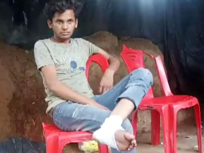 hamirpur doctor took bribe for treatment in the district hospital | संतापजनक! रक्त येत होतं, 'तो' वेदनेने विव्हळत होता पण डॉक्टरने उपचारासाठी मागितली लाच