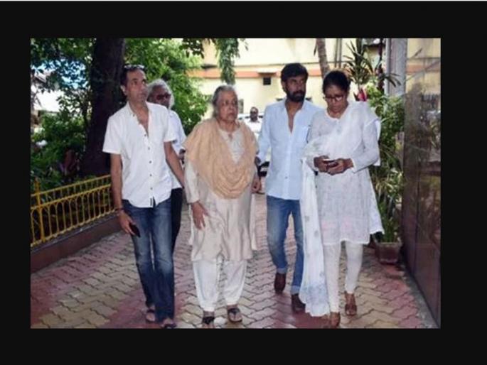 Viju Khote Funeral: shubha khote was inconsolable in viju khote funeral | Viju Khote's Funeral: विजू खोटे यांच्या अंत्ययात्रेला बहीण शुभा खोटेला आवरले नाहीत अश्रू Viju Khote Funeral: shubha khote was inconsolable in viju khote funeral | Viju Khote's Funeral: विजू खोटे यांच्या अंत्ययात्रेला बहीण शुभा खोटेला आवरले नाहीत अश्रू