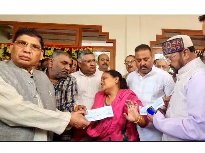 The minister handed over a check of Rs 50 lakhs and took a photo, the bereaved mother of Martyr Shubham was furious, saying... | मंत्र्यांनी ५० लाखांचा चेक दिला आणि फोटो काढला, हुतात्मा शुभमची शोकाकूल आई संतप्त, म्हणाली...  
