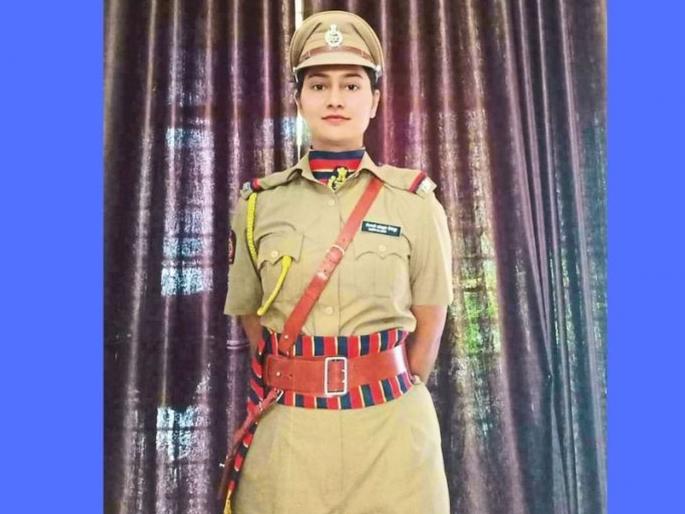 "Don't forget the glamor, the sparkle and come to the police station." | "ग्लॅमर, झगमगाटाला भुलून पोलीस खात्यात येऊ नका" "Don't forget the glamor, the sparkle and come to the police station." | "ग्लॅमर, झगमगाटाला भुलून पोलीस खात्यात येऊ नका"