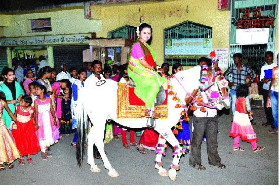Parents have to go to the footsteps of the goddess Abhishek | गावदेवाच्या पायापडणीला नवरी निघाली घोड्यावर-हौस पुरविण्याचा पालकांकडे अट्टाहास