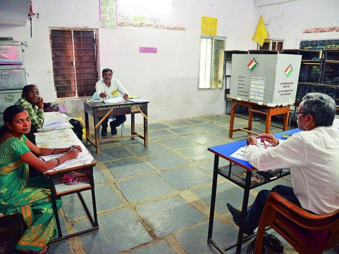 Maharashtra Assembly Election 2019: Percentage decline in Nagpur | Maharashtra Assembly Election 2019 : नागपुरात टक्केवारी घटली, धाकधूक वाढली Maharashtra Assembly Election 2019: Percentage decline in Nagpur | Maharashtra Assembly Election 2019 : नागपुरात टक्केवारी घटली, धाकधूक वाढली