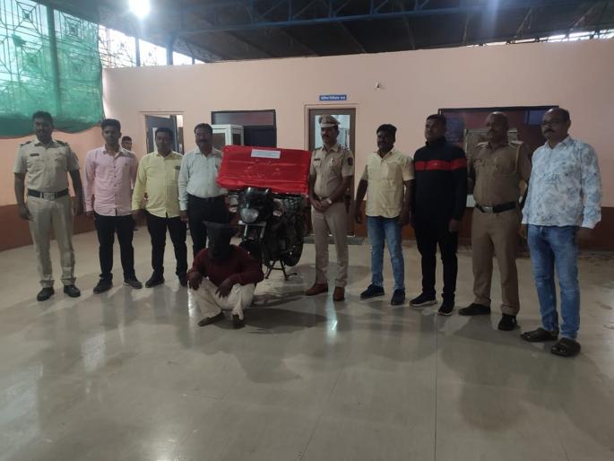 Deopur Police Caught Forgery Baba; Many people were confused | भोंदूगिरी करणाऱ्या बाबाला देवपूर पोलिसांनी पकडले; अनेक लोकांना होते गंडवले Deopur Police Caught Forgery Baba; Many people were confused | भोंदूगिरी करणाऱ्या बाबाला देवपूर पोलिसांनी पकडले; अनेक लोकांना होते गंडवले