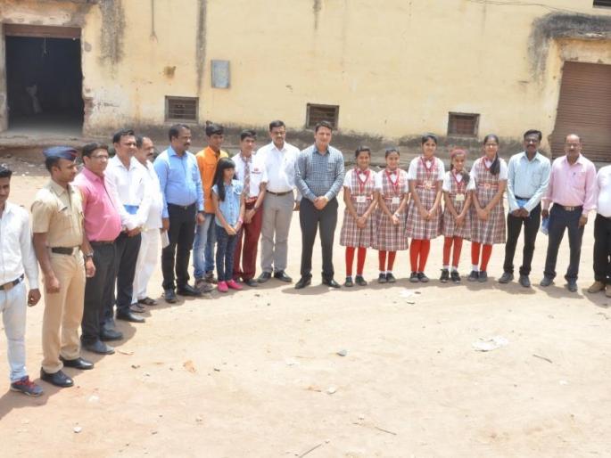 Akola District Collector took the 'zero shadow' day experience | अकोल्याच्या जिल्हाधिकाऱ्यांनी घेतला ‘शुन्य सावली’ दिवसाचा अनुभव Akola District Collector took the 'zero shadow' day experience | अकोल्याच्या जिल्हाधिकाऱ्यांनी घेतला ‘शुन्य सावली’ दिवसाचा अनुभव