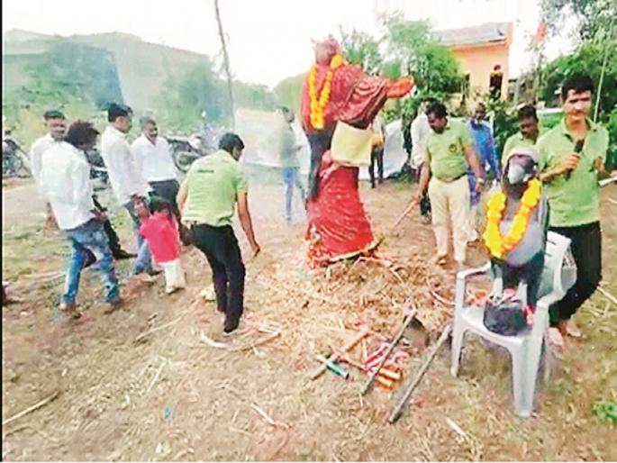 Burning of burnt offerings by victimized wives; Demand for laws to stop harassment of men | पत्नीपीडितांकडून शूर्पणखावृत्तीचे दहन; पुरुषांचा छळ थांबविण्यासाठी कायदे करण्याची मागणी Burning of burnt offerings by victimized wives; Demand for laws to stop harassment of men | पत्नीपीडितांकडून शूर्पणखावृत्तीचे दहन; पुरुषांचा छळ थांबविण्यासाठी कायदे करण्याची मागणी