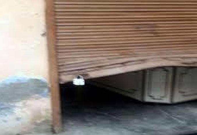 Break the medical shutter and replace the lacquer | मेडीकलचे शटर तोडून लाखाचा ऐवज लपास Break the medical shutter and replace the lacquer | मेडीकलचे शटर तोडून लाखाचा ऐवज लपास