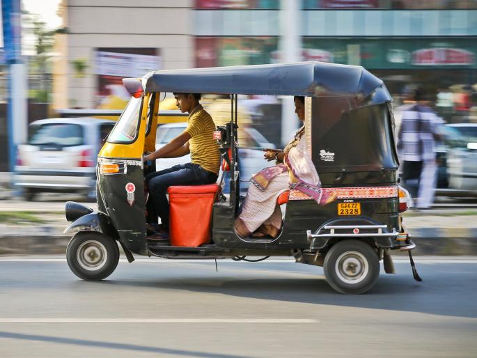 The four passengers got into the rickshaw and snatched the gold from the woman's neck | त्या चौघी प्रवासी म्हणून रिक्षात बसल्या अन् महिलेच्या गळ्यातील सोने पळविल्या